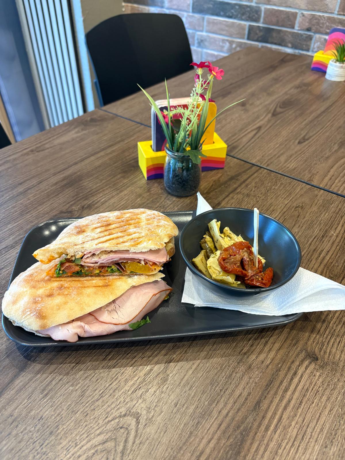 Frische Panini mit italienischen Antipasti bei G1