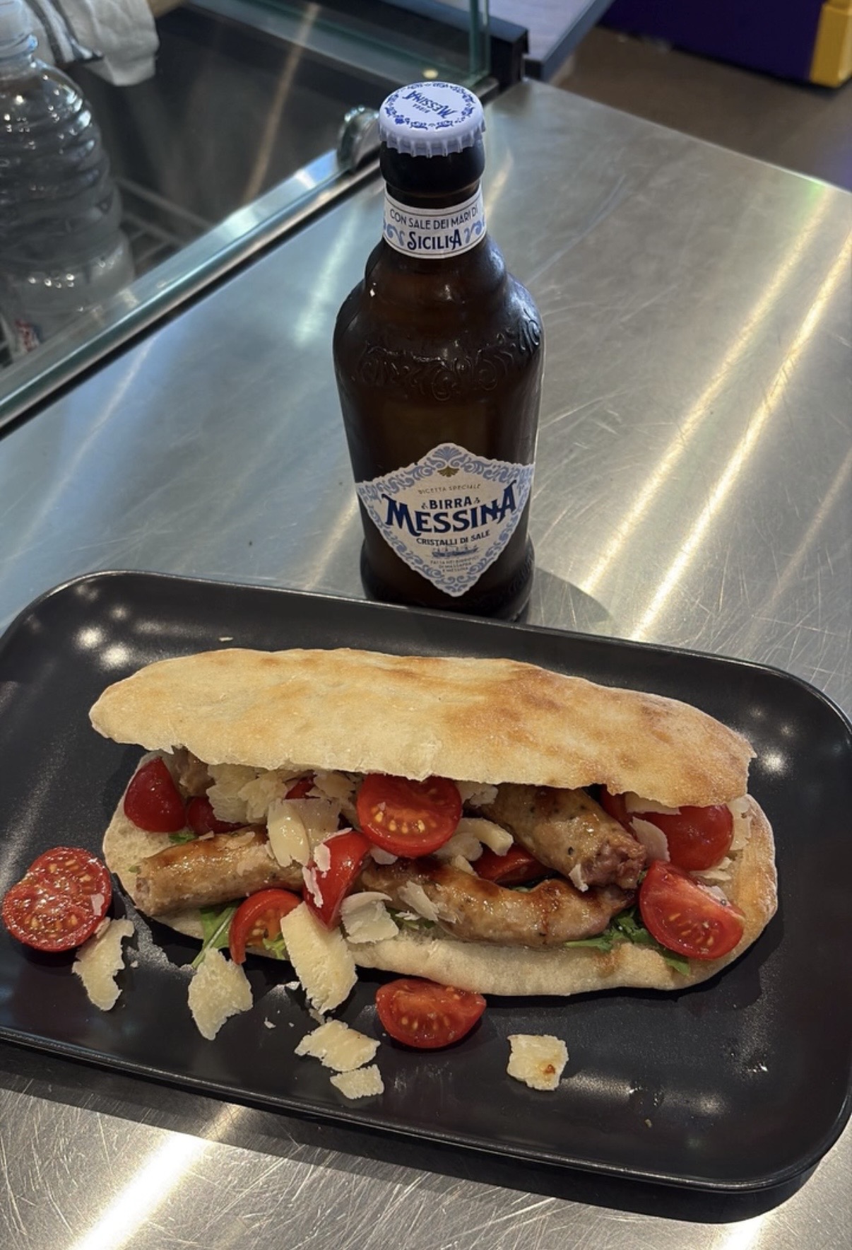 Frisch belegtes Panino mit Birra Messina bei G1